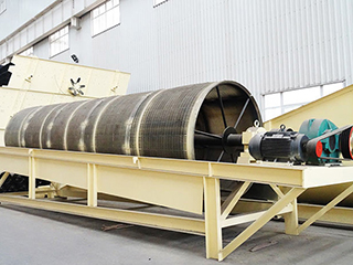 其包括底座、激振裝置、機架及設于 機架上的復數個篩分滾筒、料斗、驅動裝置、復數個輸送裝置